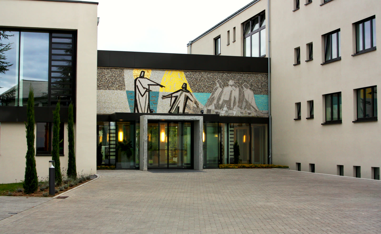 Eingang mit Mosaik am Gäste- und Tagungshaus Sankt German