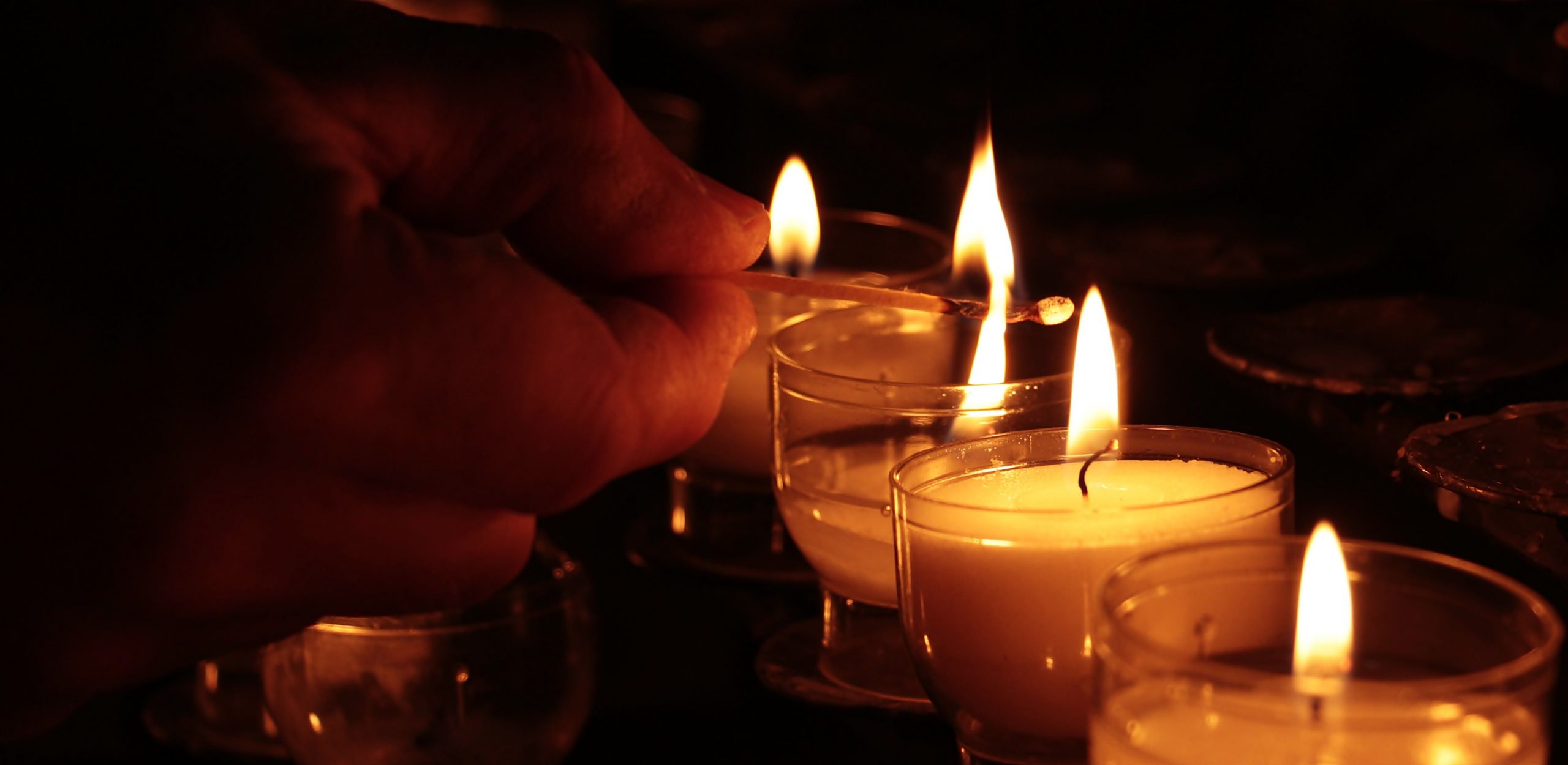 Teelichter in der Kapelle